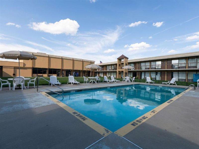 Super 8 By Wyndham Goldsboro Motel Екстериор снимка