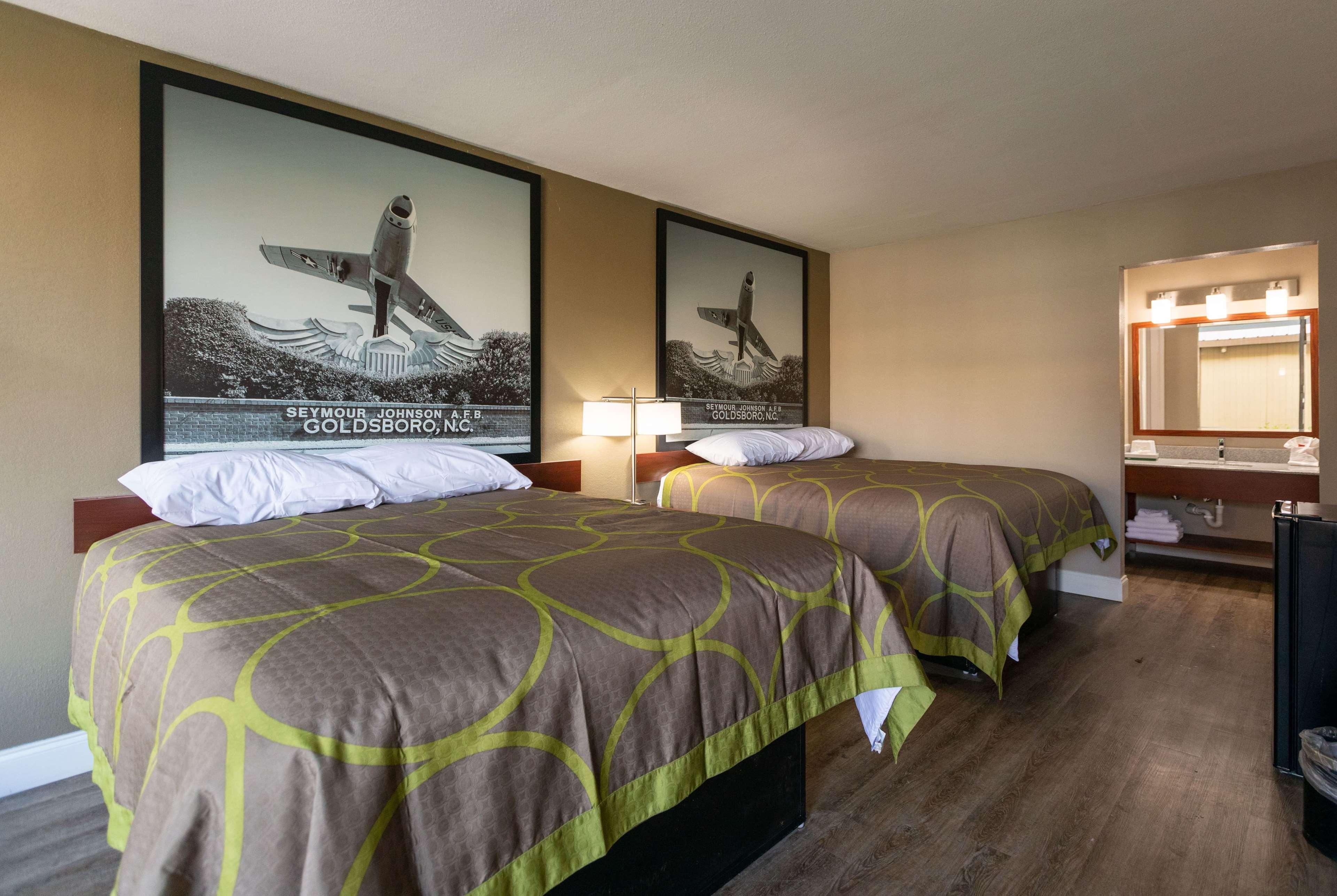 Super 8 By Wyndham Goldsboro Motel Екстериор снимка