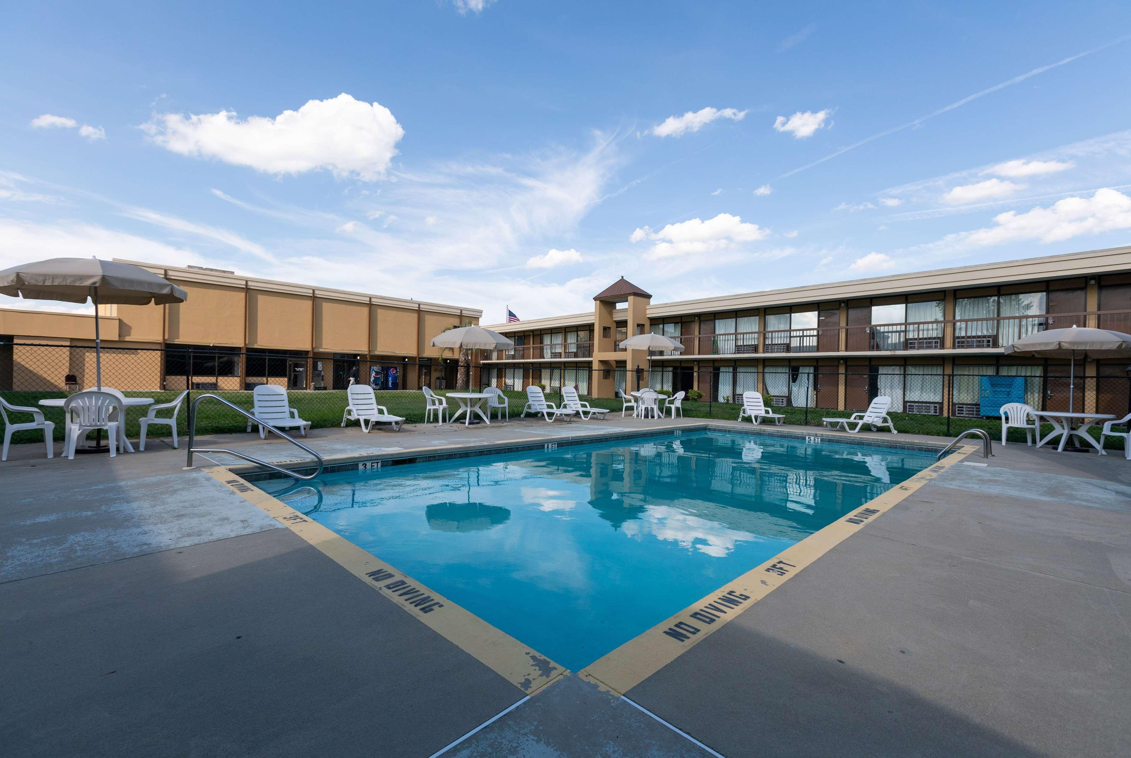 Super 8 By Wyndham Goldsboro Motel Екстериор снимка