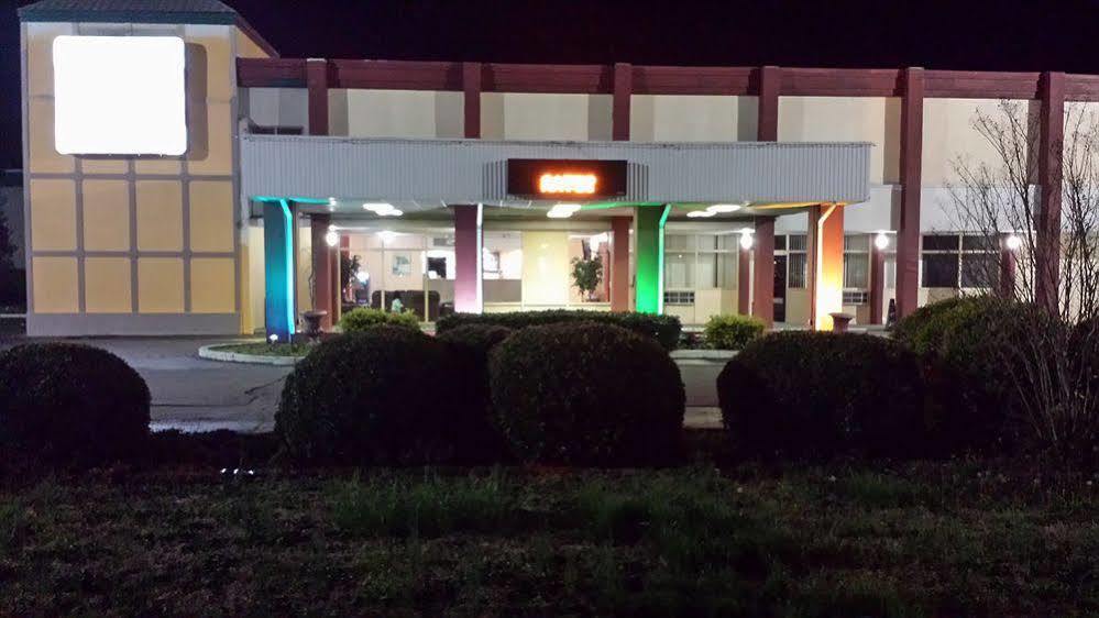Super 8 By Wyndham Goldsboro Motel Екстериор снимка