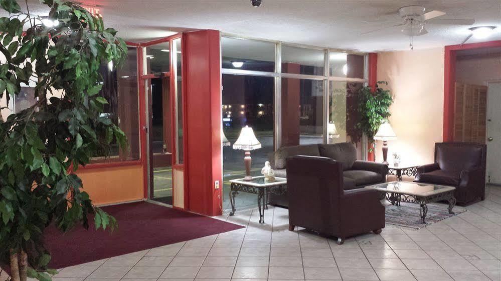 Super 8 By Wyndham Goldsboro Motel Екстериор снимка