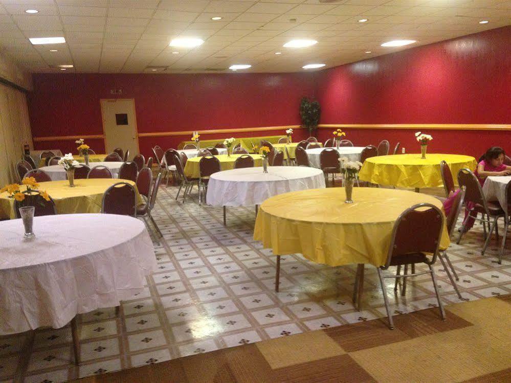 Super 8 By Wyndham Goldsboro Motel Екстериор снимка