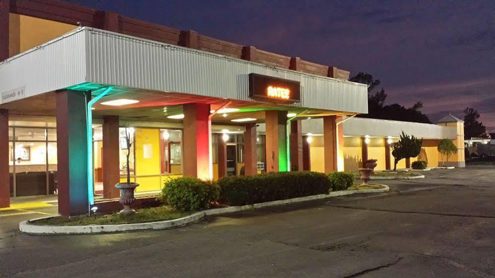 Super 8 By Wyndham Goldsboro Motel Екстериор снимка