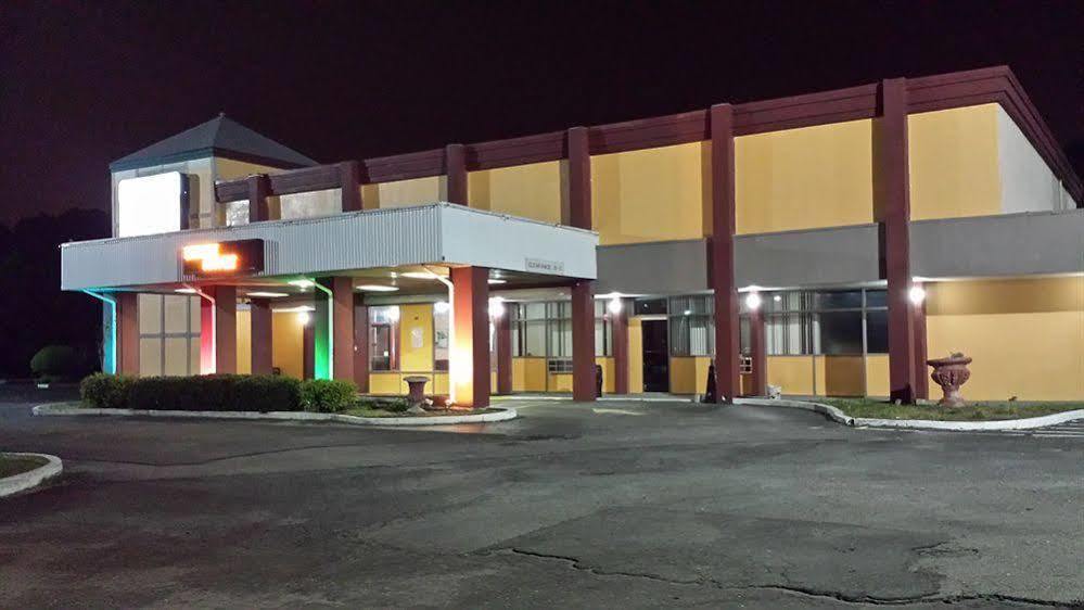 Super 8 By Wyndham Goldsboro Motel Екстериор снимка
