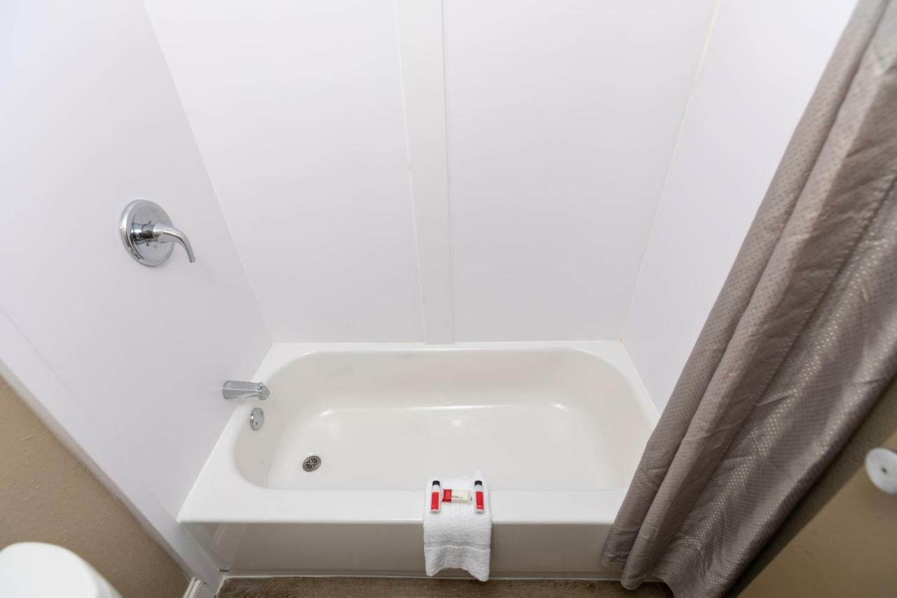 Super 8 By Wyndham Goldsboro Motel Екстериор снимка