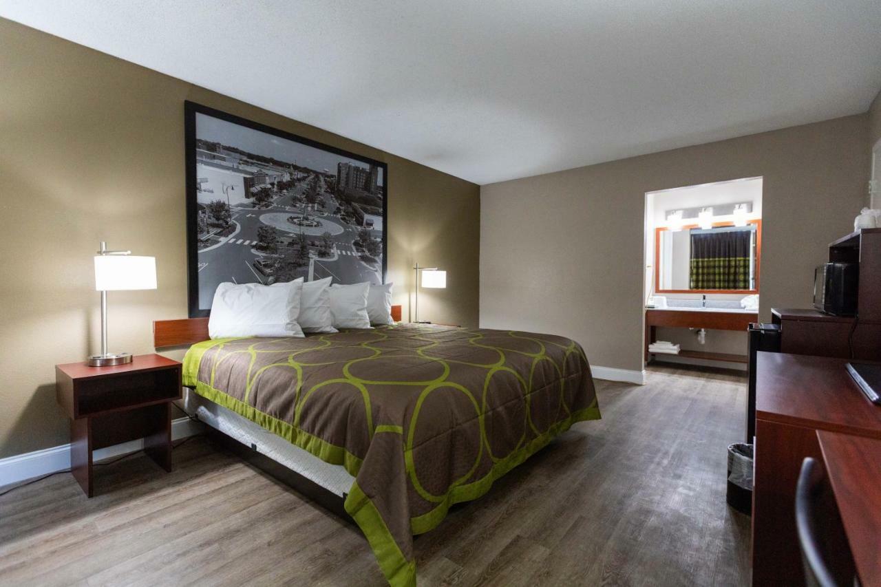 Super 8 By Wyndham Goldsboro Motel Екстериор снимка