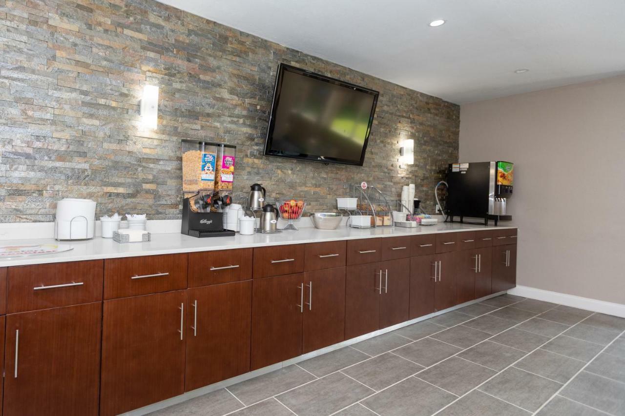 Super 8 By Wyndham Goldsboro Motel Екстериор снимка