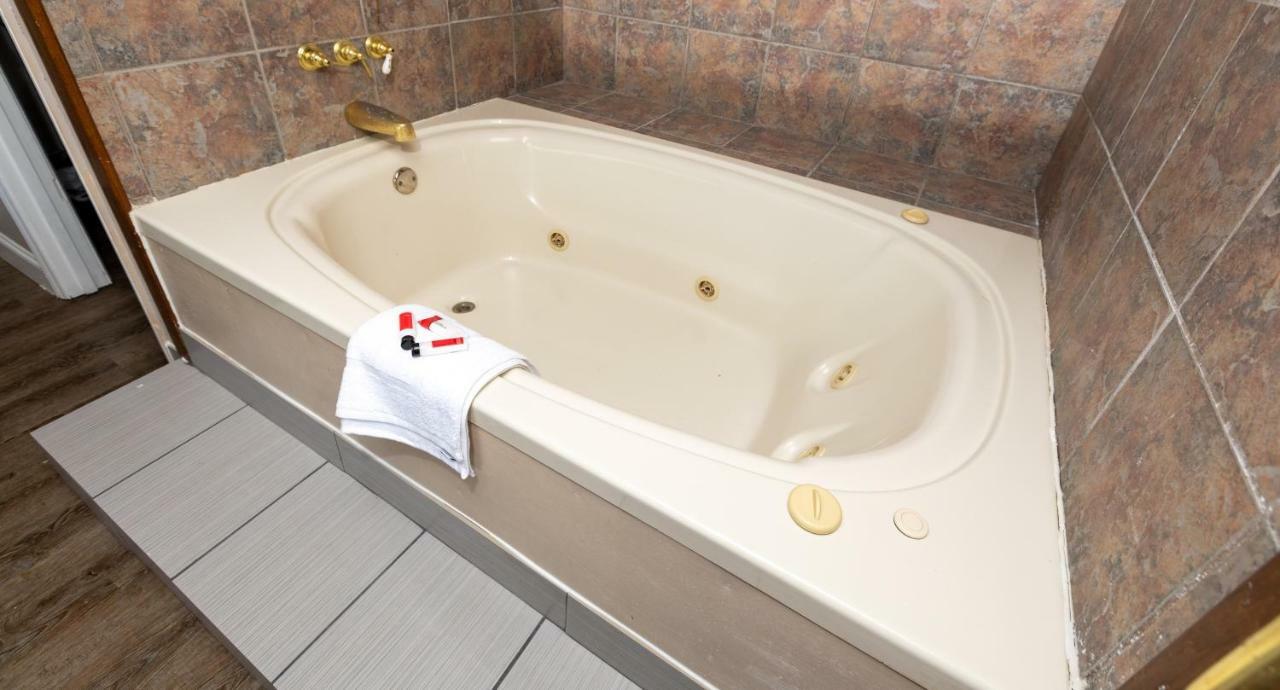 Super 8 By Wyndham Goldsboro Motel Екстериор снимка