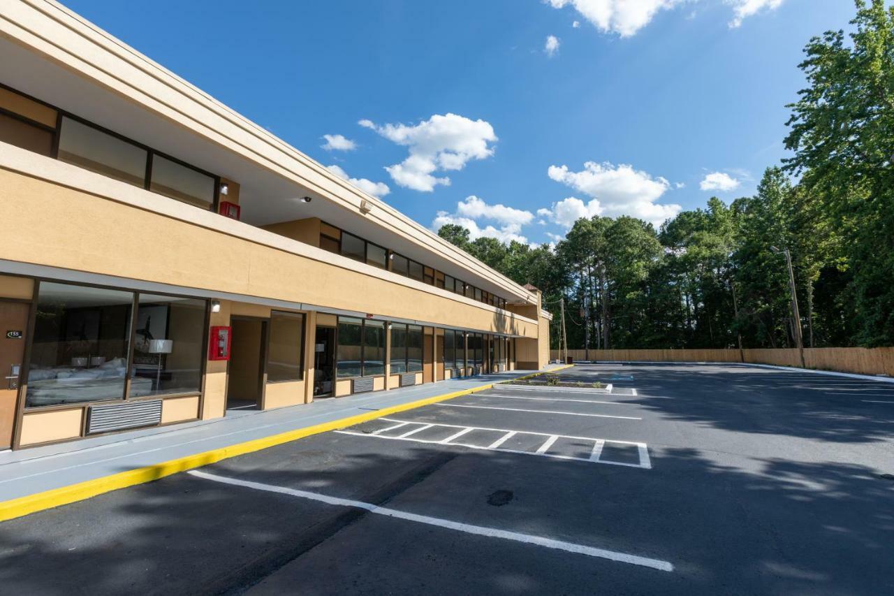 Super 8 By Wyndham Goldsboro Motel Екстериор снимка