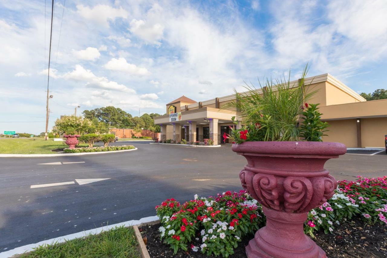 Super 8 By Wyndham Goldsboro Motel Екстериор снимка