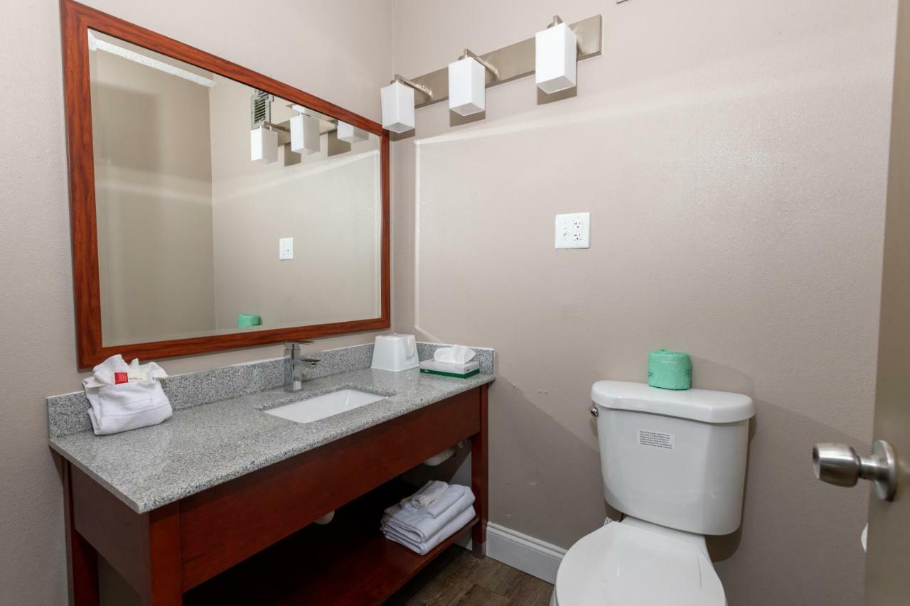 Super 8 By Wyndham Goldsboro Motel Екстериор снимка