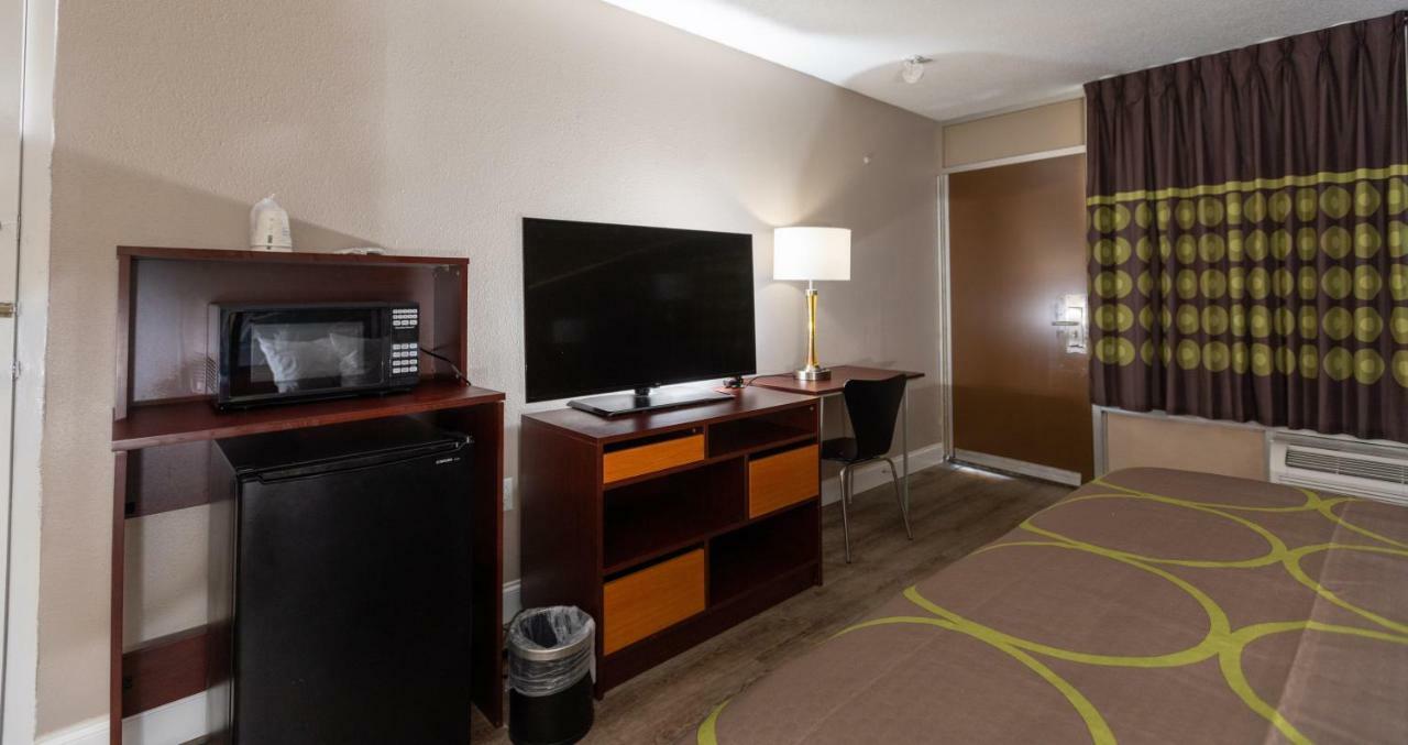 Super 8 By Wyndham Goldsboro Motel Екстериор снимка