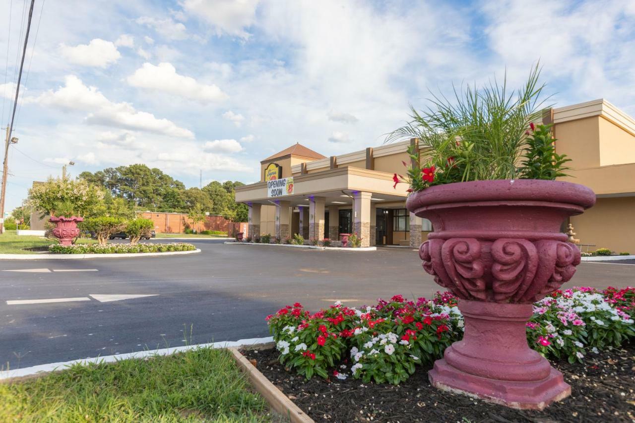 Super 8 By Wyndham Goldsboro Motel Екстериор снимка