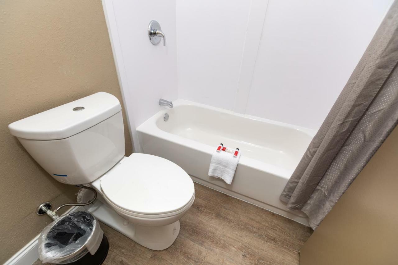 Super 8 By Wyndham Goldsboro Motel Екстериор снимка