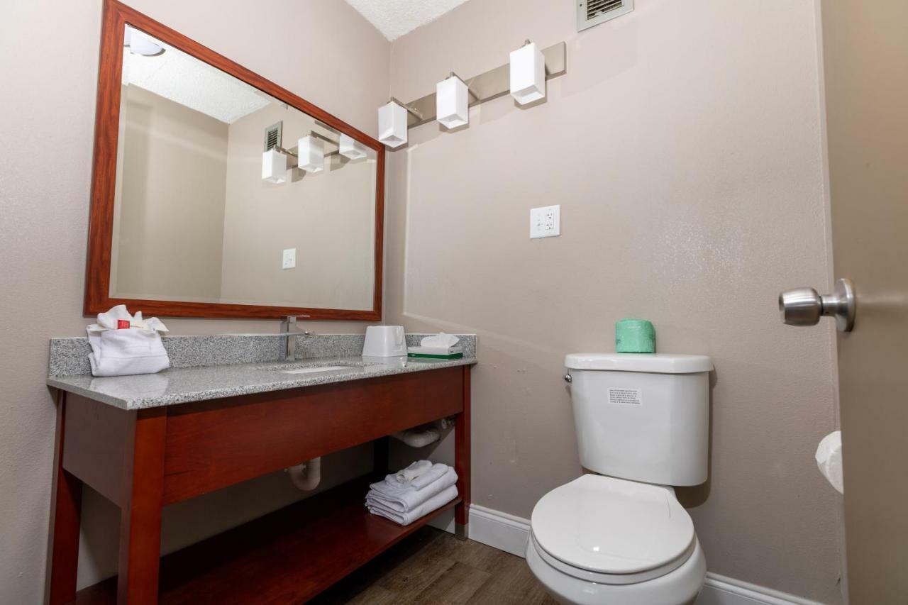 Super 8 By Wyndham Goldsboro Motel Екстериор снимка
