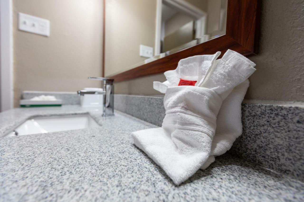 Super 8 By Wyndham Goldsboro Motel Екстериор снимка